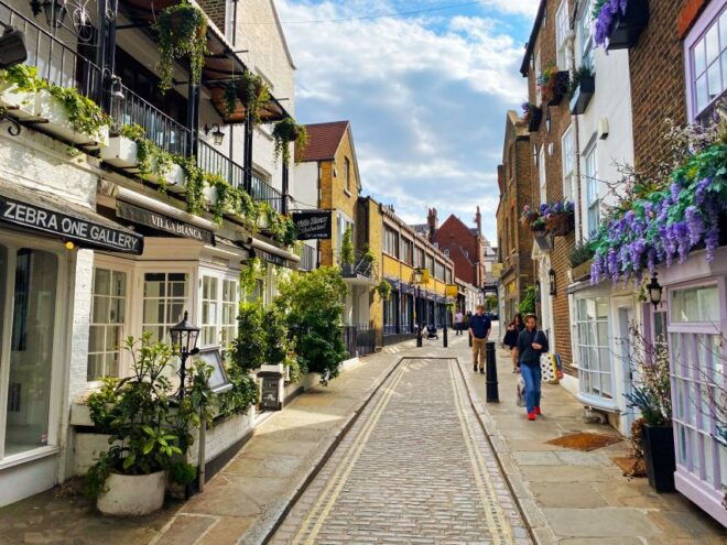 London: Hampstead Self-Guided Walking Discovery Game - Curious Facts and Hidden Secrets