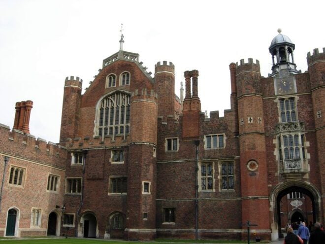 London: Hampton Court Private Guided Tour - Meeting Point