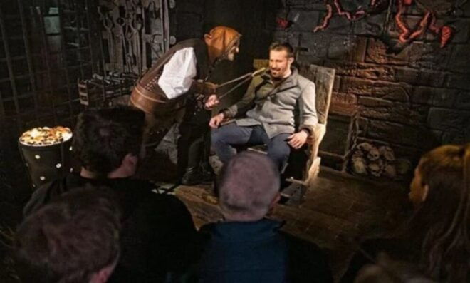 London: Harry Potter Tour, River Cruise & The London Dungeon - Meeting Point