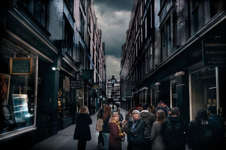 London: Harry Potter Walking Tour in German - The Transportation Options: Boat or Underground
