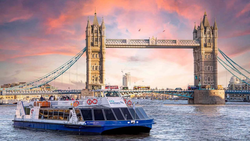 London hop-on hop-off bus and river cruise pass by City Sightseeing - The bus makes London’s distances easier