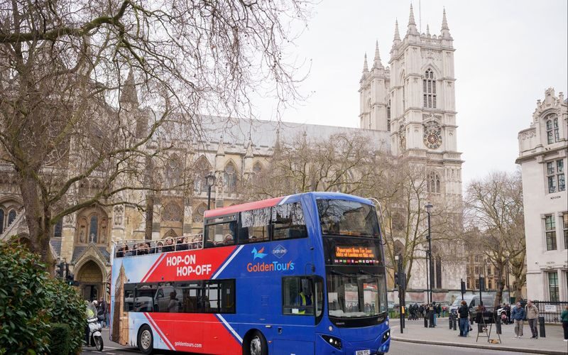 London Hop-On Hop-Off Bus by Golden Tours - Waiting, boarding and making the timetable work