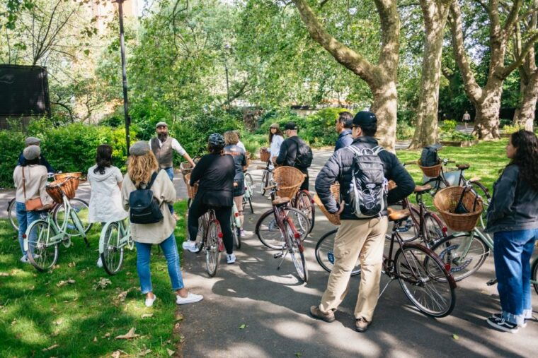 London: Landmarks & Secrets Bike Tour with Pub & Street Art - Royal Landmarks and Iconic Sights