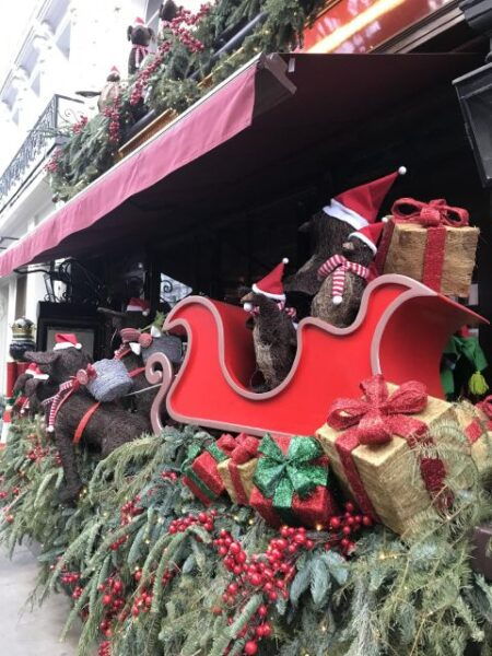 London: Magical Christmas Lights Walking Tour! - Selecting Participants and Checking Availability