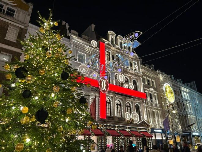 London: Magical Christmas Walking Tour - Explore Londons Festive Shopping Districts