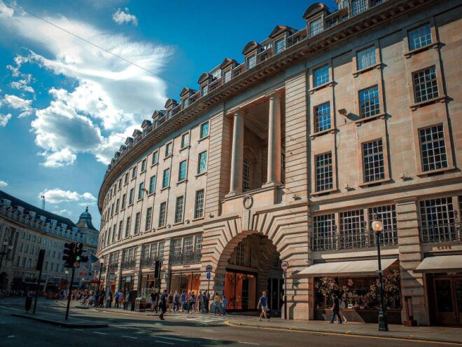 London: Mayfair Pubs, Bars & Cafes Exploration Game - Full Description