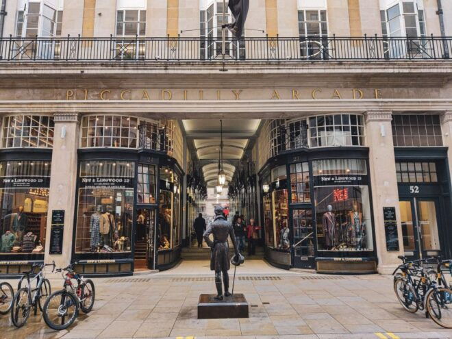 London: Mayfair Pubs, Bars & Cafes Exploration Game - Inclusions