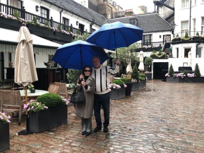 London: Monuments & Back Streets Guided Tour in Black Taxi - Authentic London Experience