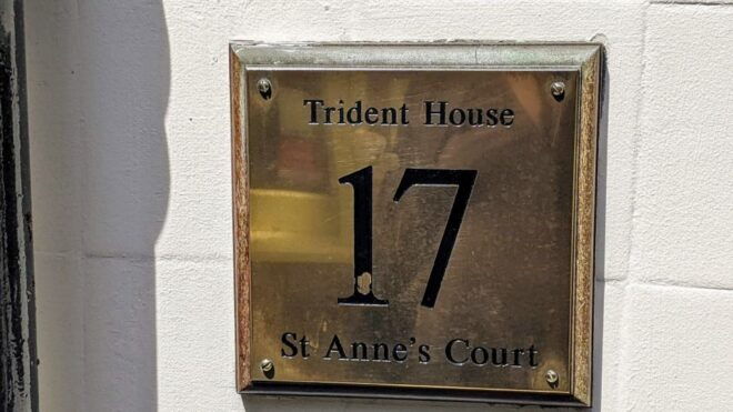 London: Music Scene of the 60s and 70s Self-guided Walk - Exploring Music Studios and Offices