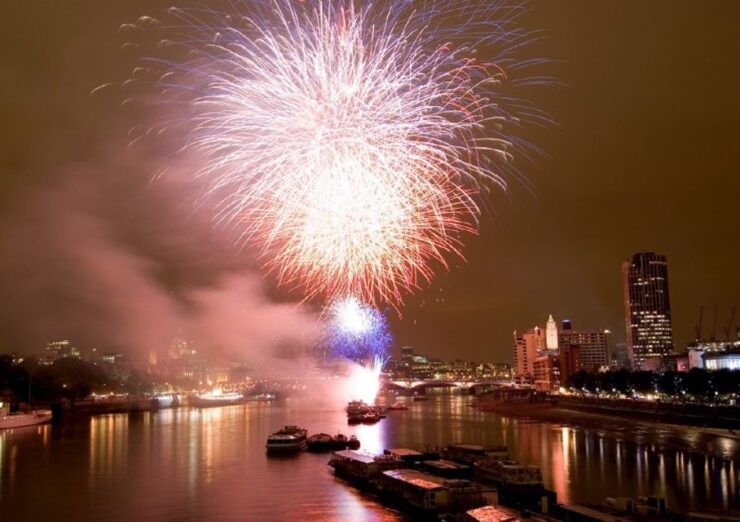 London: New Years Eve 3-Course Dinner and Thames Cruise - Experience the Glamour of New Years Eve in London