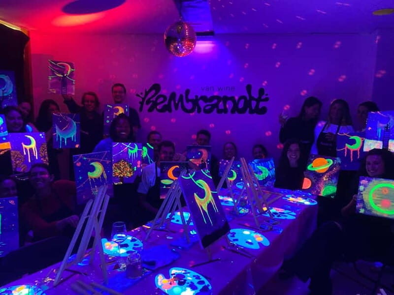 London: Paint and Sip in the Dark with Bottomless Drinks - What Is the Paint & Sip in the Dark Experience?