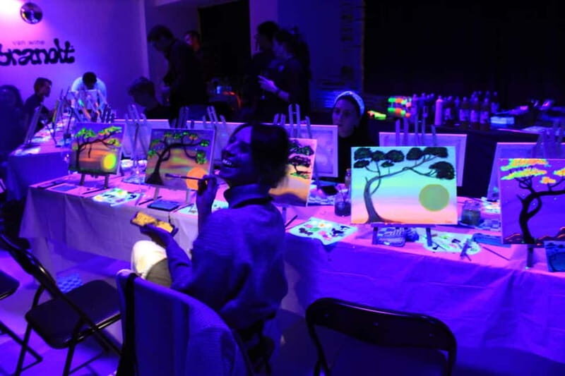 London: Paint and Sip in the Dark with Bottomless Drinks - FAQ