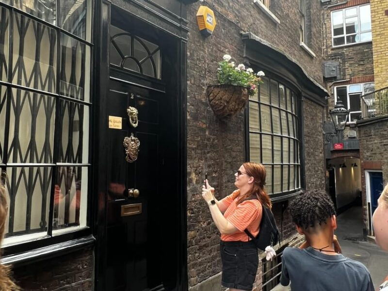 London: Private Magic Harry Potter Tour with Top Magician - What Makes the Magic Tricks Special?