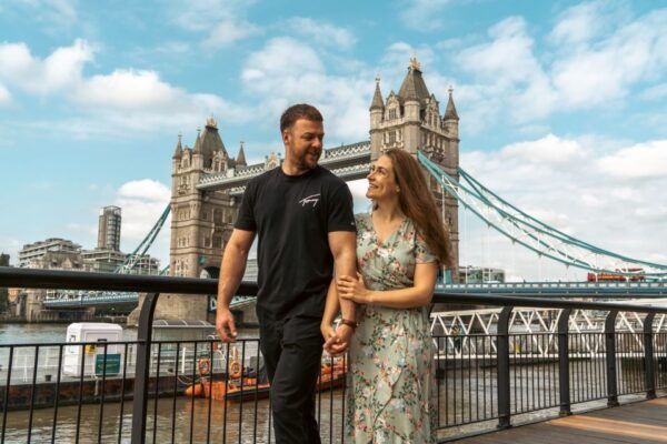 London: Professional Photoshoot at Tower Bridge - Free Cancellation and Duration