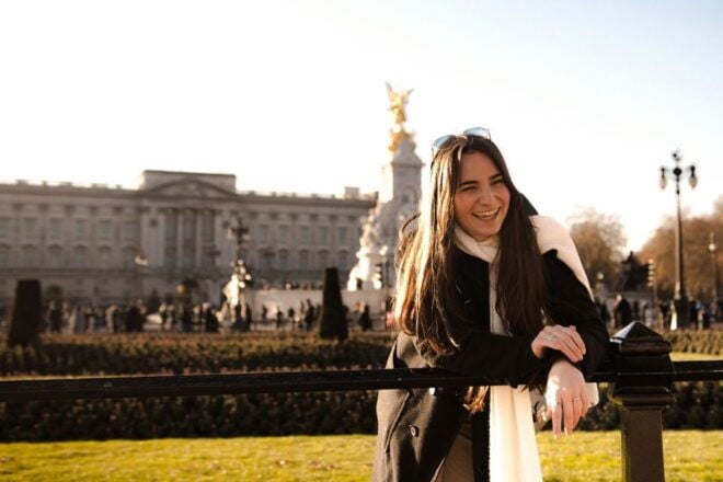 London: Professional Photoshoot Outside Buckingham Palace - Participant and Date Selection