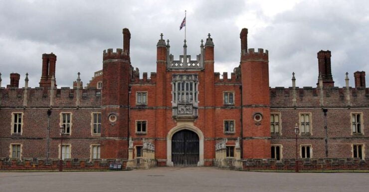 London: Richmond to Hampton Court River Thames Cruise - Selecting Participants and Date