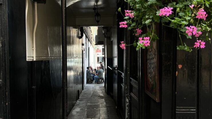 London: Royal Historic Pubs Walking Tour - Experience Highlights