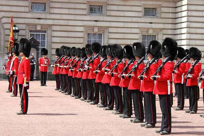 London Royal Landmarks Tour With Changing of the Guard - Meeting Your Guide