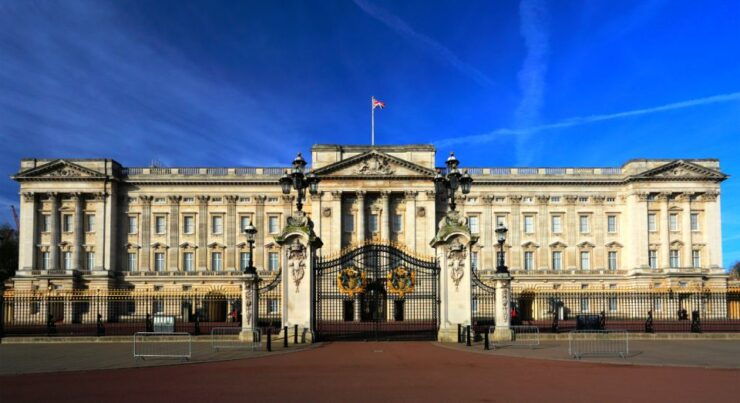 London: Royal London & Royal Palaces Walking Tour - Experience Highlights
