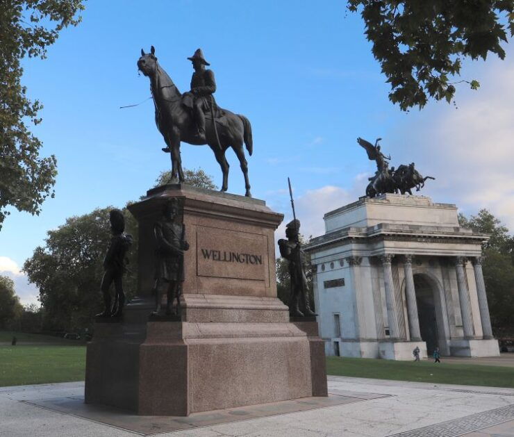 London: Royal Palaces Guided Walking Tour and High Tea - Experience