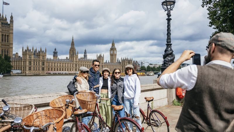 London Royal Palaces Half-Day Bike Tour - Edward’s stories keep the ride lively