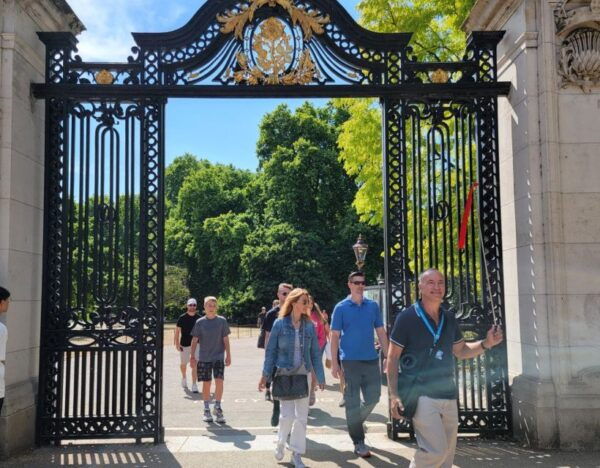 London: Royal Walking Tour and Buckingham Palace Audio Tour - The Sum Up