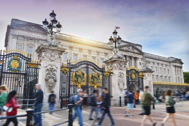 London: Royal Westminster and Buckingham Palace Walking Tour - Palace Gardens Experience
