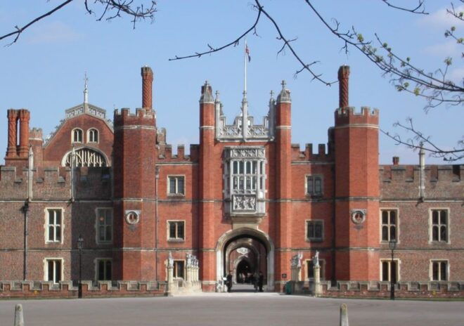 London: Secrets of Hampton Court Palace Guided Tour - Expert Historian Guide