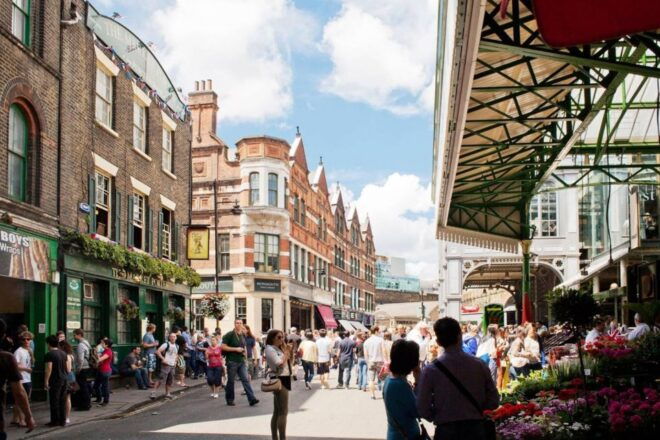 London: See 15 Top Sights and Eat 8 British Foods Tour - Fun and Local Guide Leading the Tour