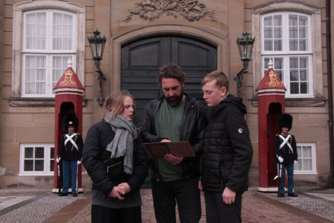 London: Self-Guided Mystery Tour by Buckingham Palace - Meeting Point