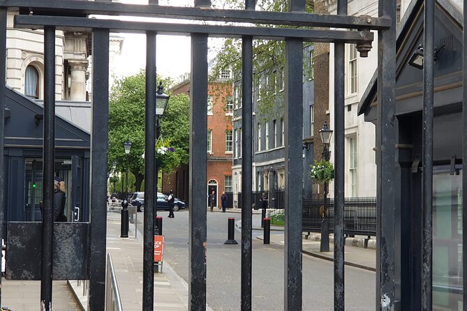 London Small-Group Walking Tour: Historical Highlights - Inclusions and Services