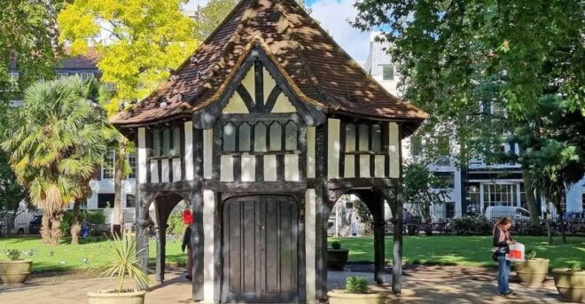 London-Soho: Quirky Self-Guided Smartphone Heritage Walks - Marvel at Soho Squares History