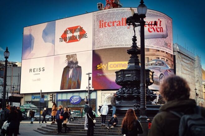 London: Tootbus Christmas Lights Tour - Live Tour Guide and Multilingual Audio Guide