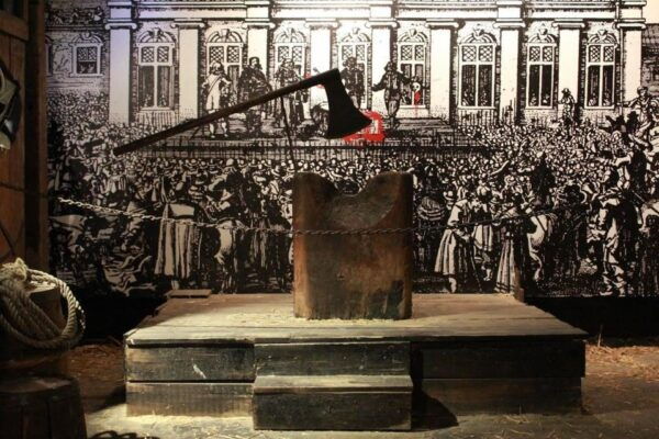 London: Top 15 Sights Walking Tour and Clink Prison Entry - Trafalgar Square