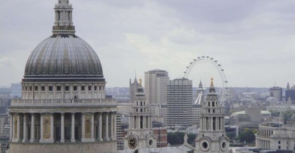 London: Top 15 Sights Walking Tour and St Pauls Cathedral - Trafalgar Square