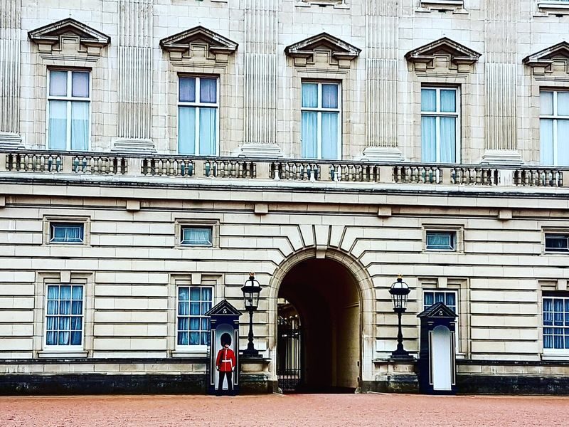 London Top 30 Attractions Half-Day Big Group Tour - What the price does and does not cover