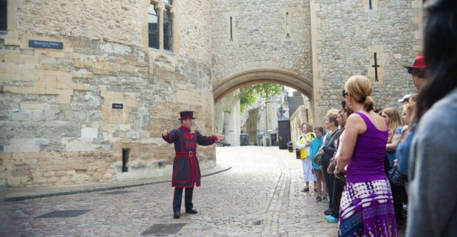 London: Tower of London and Changing of the Guard Experience - Marvel at the Crown Jewels
