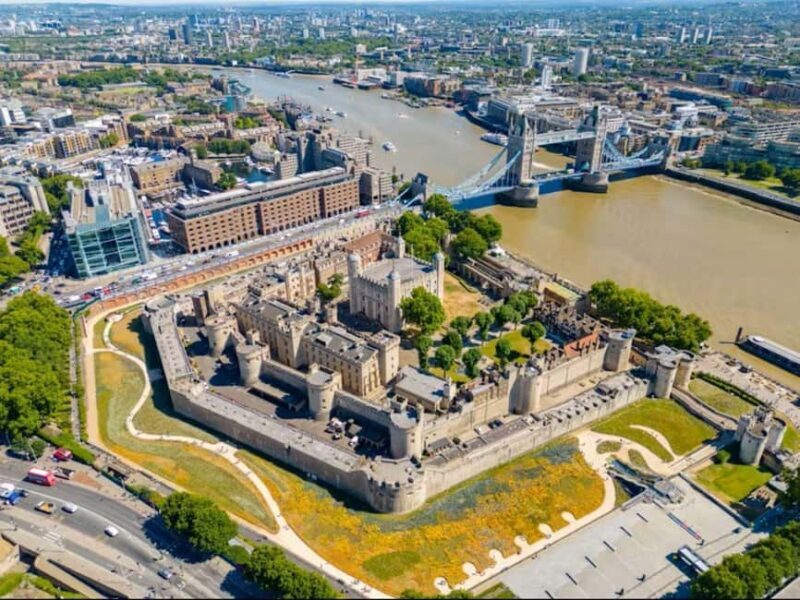London: Tower of London and Crown Jewels Private Guided Tour - Exploring the Tower of London: What You Can Expect