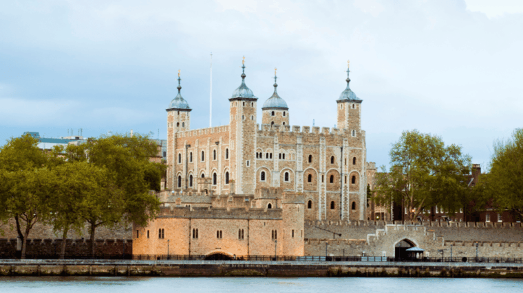London: Tower of London Guided Tour and Nearby Rickshaw Ride - Who Should Consider This Tour?
