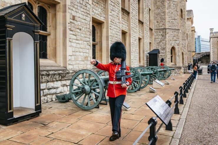 London: Tower of London Tour & Thames River Cruise - Experience