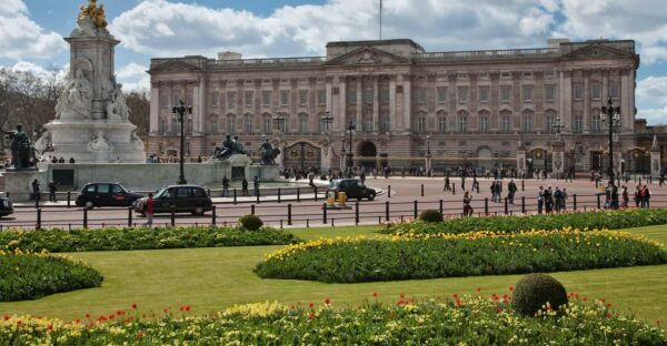 London: Walking Tour "4 London Palaces" - Language and Cancellation