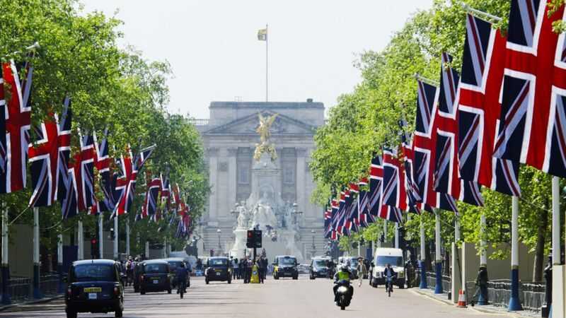 London Westminster & Buckingham Palace Walking Tour - What the pace and guiding are like