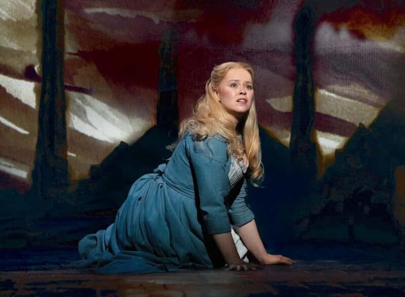 London's West End: Ticket to Les Misérables - The Experience: A Deeper Look at What You Can Expect