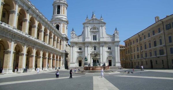 Loreto Private Tour: the Holy House of Virgin Mary - Artistic Street Performers