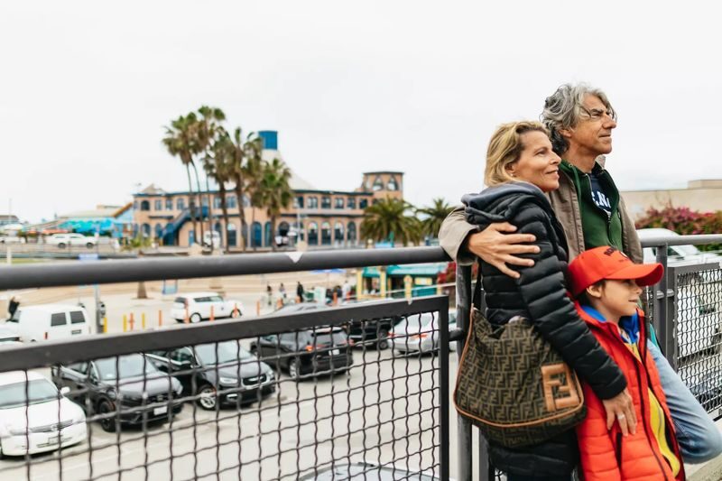Los Angeles and Celebrity Homes Combo Tour - Guide commentary and audio options