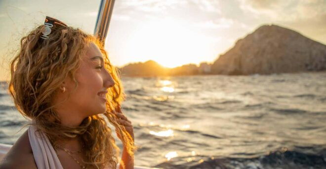 Los Cabos: Sunset Boat Tour to the Arch and Sea Lions - Inclusions and Amenities