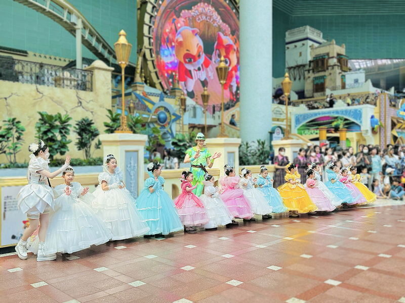Lotte World SharonCat Dress & Parade Experience, Seoul - Does the price make sense?