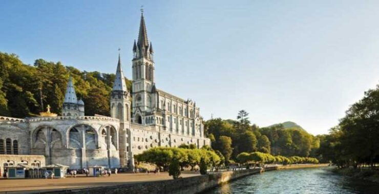 Lourdes: Private Guided Tour in the Sanctuary - Visitor Statistics
