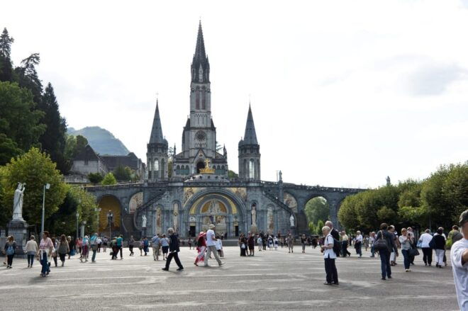 Lourdes: Private Guided Tour in the Sanctuary - Participant Experience