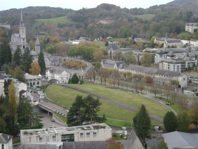 Lourdes: Private Guided Tour in the Sanctuary - Selecting Participants and Dates